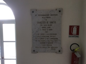 Una-delle-due-lapidi-nellatrio-del-Municipio